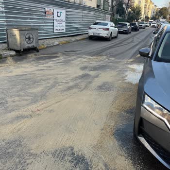 Maltepe Belediyesi Çöp Kamyonunun Hidrolik Yağ Sızıntısı Aracımı Kirletti