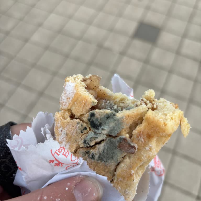 Küflü Kurabiye Yedim, Gıda Zehirlenmesi Ve Yetersiz Mağaza İlgisi