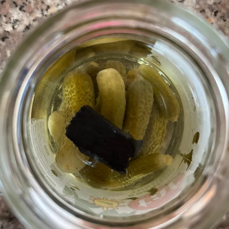 Tat Markalı Kornişon Turşusunda Siyah Plastik Parça Ve Sağlık Endişesi