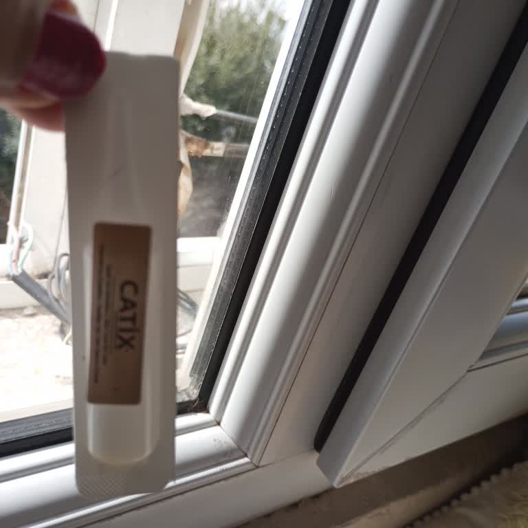 Boş Kedi Pire Damlası Şişeleri Ve İhmal Edilen Müşteri Desteği