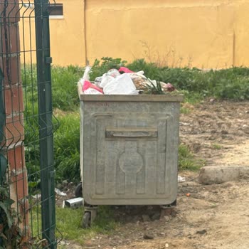 Uzunköprü Belediyesi Kavak Mahallesinde Çöp Toplanmıyor, Koku Ve Çevre Kirliliği
