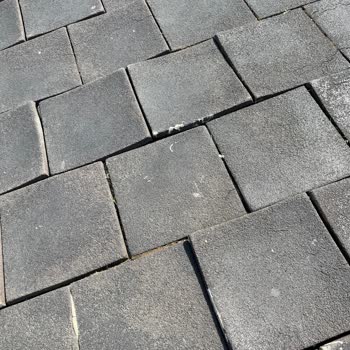 Yunuseli TOKİ Yürüyüş Parkurundaki Kırık Parkeler Düşme Tehlikesi Yaratıyor