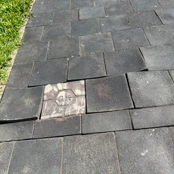 Yunuseli TOKİ Yürüyüş Parkurundaki Kırık Parkeler Düşme Tehlikesi Yaratıyor