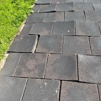 Yunuseli TOKİ Yürüyüş Parkurundaki Kırık Parkeler Düşme Tehlikesi Yaratıyor