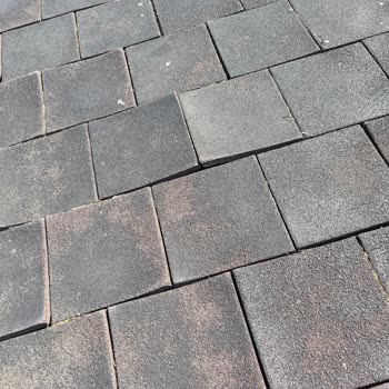 Yunuseli TOKİ Yürüyüş Parkurundaki Kırık Parkeler Düşme Tehlikesi Yaratıyor