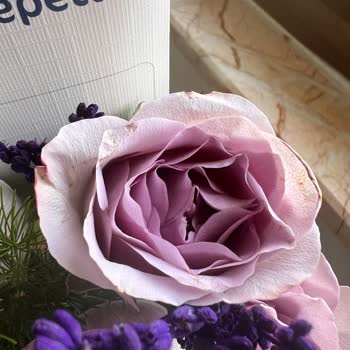 Çürük Çiçek Ve Satıcının Kaba Tavrı