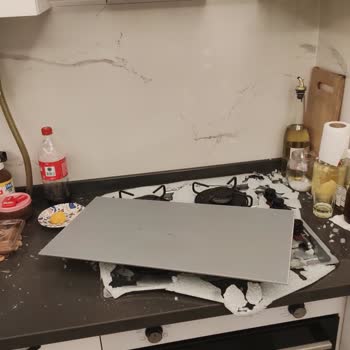 Garanti Kapsamında Olmasına Rağmen Aspiratör Camı Düşüp Ocak Camını Kırdı: Ücretsiz Değişim Talebi