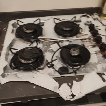 Garanti Kapsamında Olmasına Rağmen Aspiratör Camı Düşüp Ocak Camını Kırdı: Ücretsiz Değişim Talebi