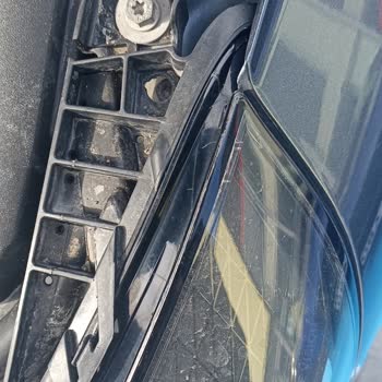 Renault Clio 5 Farlarındaki Üretim Hatası İçin Çözüm Talebi