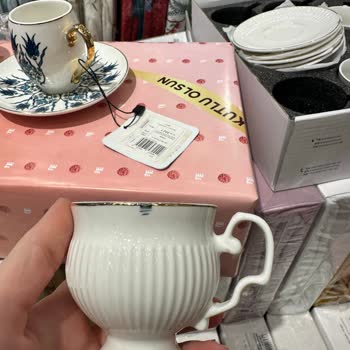 Karaca Menemen Şubesinde Defolu Fincanlar Ve Kaba Personel Üslubu