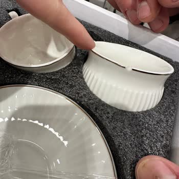 Karaca Menemen Şubesinde Defolu Fincanlar Ve Kaba Personel Üslubu