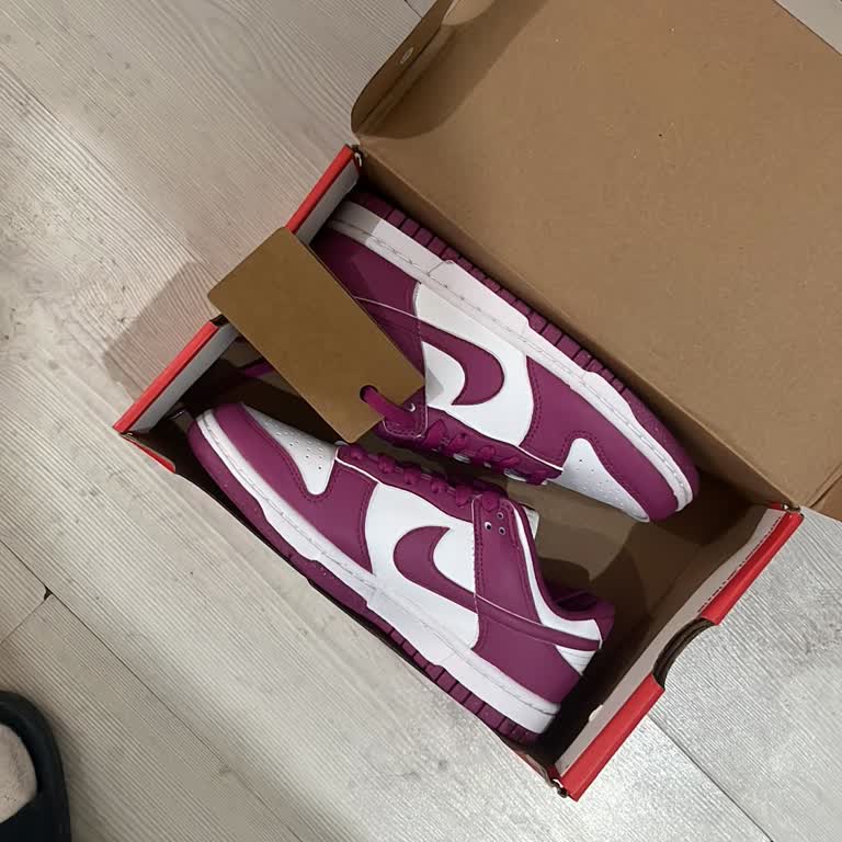 Pembe Nike Dunk Low Siparişinde Renk Hatası