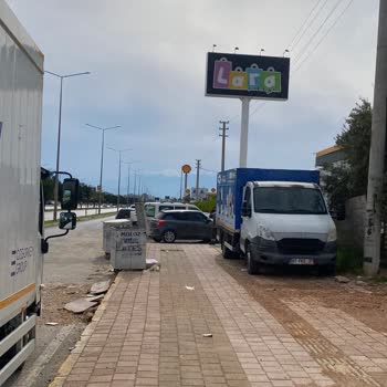 Altınova Lara Çarşı AVM’de Otopark Yokluğu Yaya Güvenliğini Tehdit Ediyor