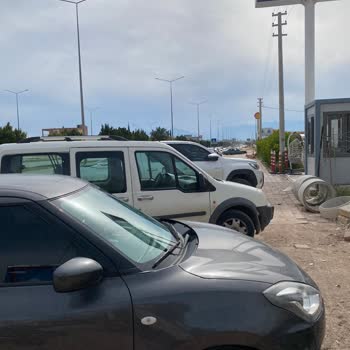 Altınova Lara Çarşı AVM’de Otopark Yokluğu Yaya Güvenliğini Tehdit Ediyor