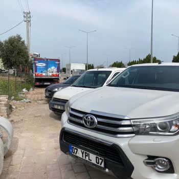 Altınova Lara Çarşı AVM’de Otopark Yokluğu Yaya Güvenliğini Tehdit Ediyor