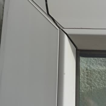 Neova Sigorta Rüzgâr Nedeniyle Kırılan Balkon Kapısını Ödemedi