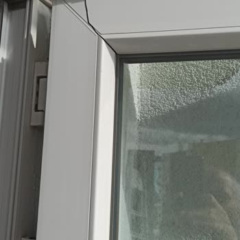 Neova Sigorta Rüzgâr Nedeniyle Kırılan Balkon Kapısını Ödemedi