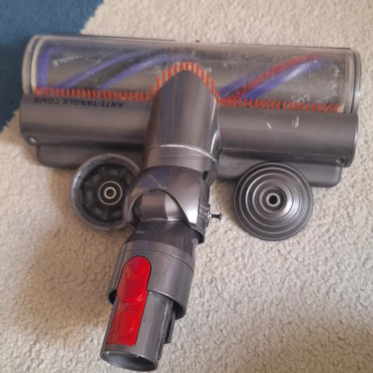 Dyson V15 Süpürme Başlığının Tekerlekleri Koptu, Ücretsiz Değişim Ve Yazılı İletişim Talebi