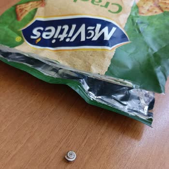 Kraker Paketi İçinde Salyangoz Görerek Gıda Güvenliğine Endişe