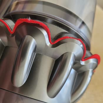Dyson V11 Defect With Cyclone Seals Coming Out and Blowing Dust