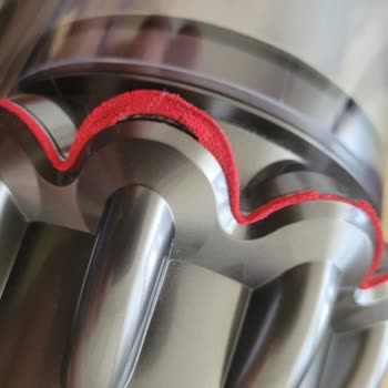 Dyson V11 Defect With Cyclone Seals Coming Out and Blowing Dust