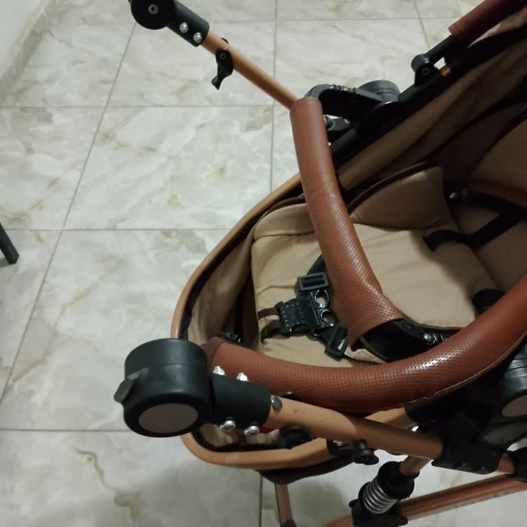 Travel Bebek Arabasının Sürüş Kolundaki Katlanır Bölge İçin Yedek Parça Bulunamıyor