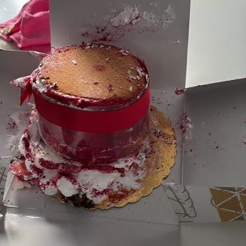 Ters Kutulu Bozuk Pasta Ve Kaba Müşteri Temsilcisi