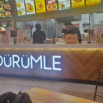 Dürümle Optimum İstanbul Şubesinde Telefonla Meşgul Ve İlgisiz Çalışan