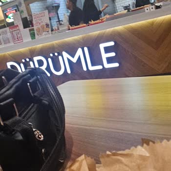 Dürümle Optimum İstanbul Şubesinde Telefonla Meşgul Ve İlgisiz Çalışan