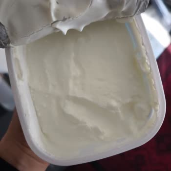 Sütaş Süzme Yoğurdu Süresi Geçmiş Ve Rahatsız Edici Kokuya Sahip