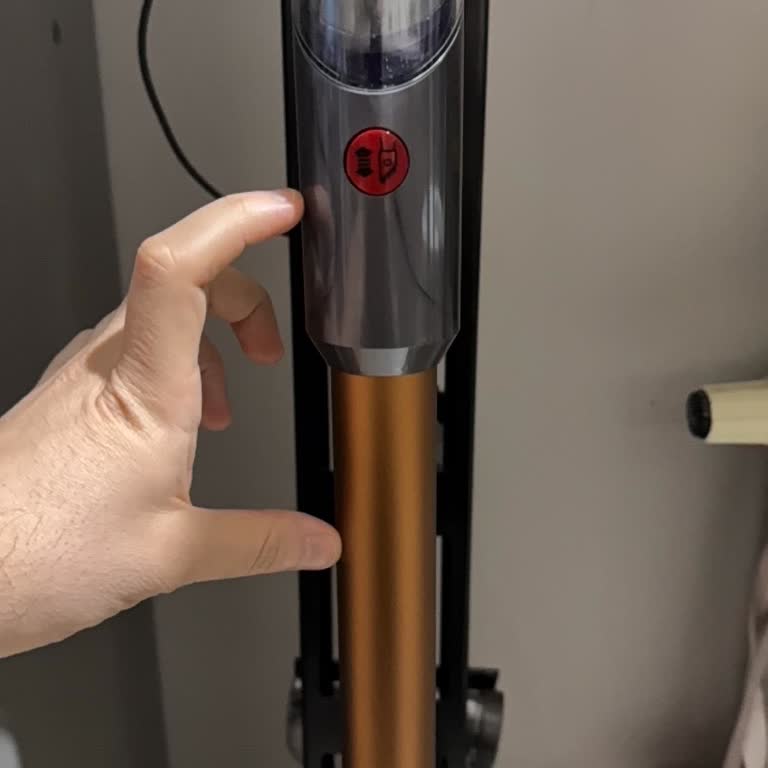 Dyson V15 Süpürgenin Dirsek Borusunda Oynama Sorunu Ve Ücretsiz Değişim Talebi