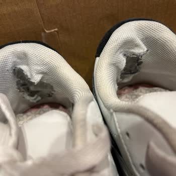 Reebok Sneakers’ımda Kısa Sürede Topuk Delinmesi Ve Renk Atması