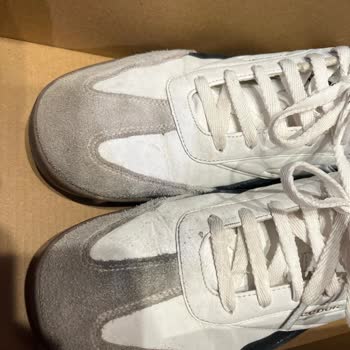 Reebok Sneakers’ımda Kısa Sürede Topuk Delinmesi Ve Renk Atması