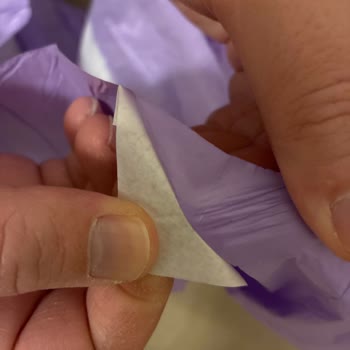 Petfor Eğitim Pedinde Yapışkan Bantların Kağıttan Ayrılamaması Üretim Hatası