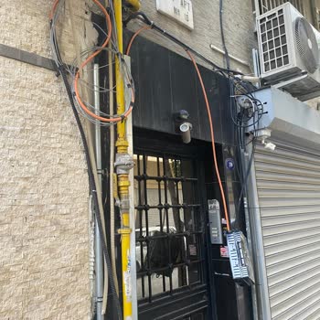 Türk Telekom Fiber Kabloları Sallanıyor Ve Kutu Düşmüş, Güvenlik Riski Ve Görüntü Kirliliği