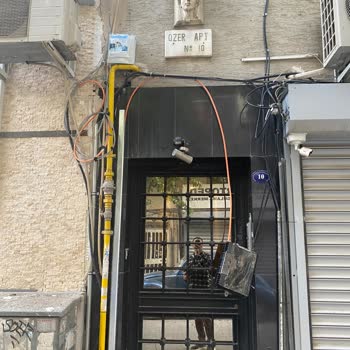 Türk Telekom Fiber Kabloları Sallanıyor Ve Kutu Düşmüş, Güvenlik Riski Ve Görüntü Kirliliği