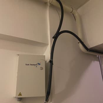 Türk Telekom Fiber Kabloları Sallanıyor Ve Kutu Düşmüş, Güvenlik Riski Ve Görüntü Kirliliği