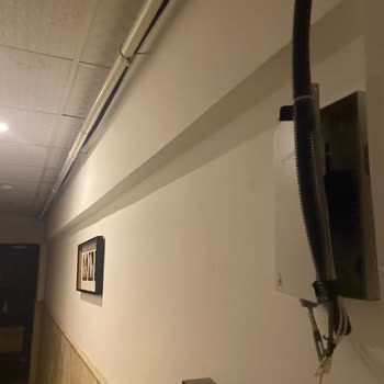 Türk Telekom Fiber Kabloları Sallanıyor Ve Kutu Düşmüş, Güvenlik Riski Ve Görüntü Kirliliği