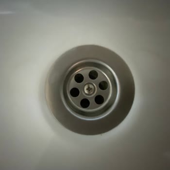 Kale Lavaboda Çıkmayan Sarı-Gri Leke