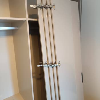 Nita Dolapta Eksik Menteşe Parçaları Ve Montaj Sorunu