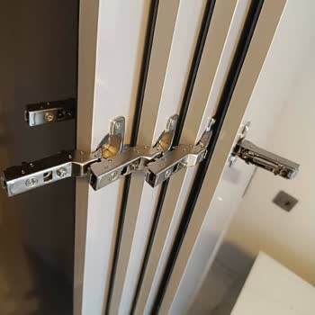 Nita Dolapta Eksik Menteşe Parçaları Ve Montaj Sorunu