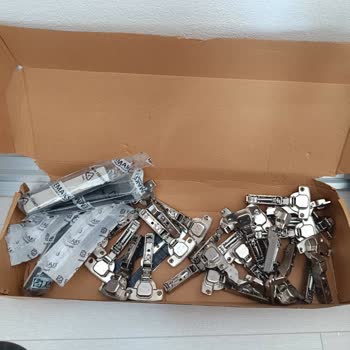 Nita Dolapta Eksik Menteşe Parçaları Ve Montaj Sorunu