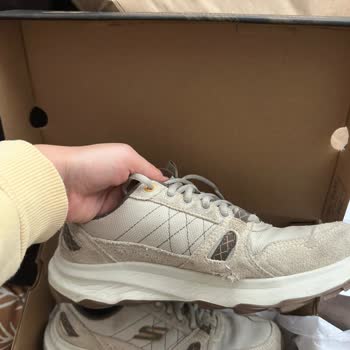 Skechers Ayıplı Ayakkabısının Dikişleri Açıldı Ve Yapışkan Sızdırıyor İade Talebi