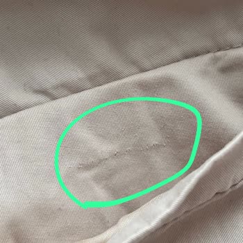 Kalitesiz Trençkotun Çıkarılamayan Lekeleri Ve Çabuk Sökülen Etiketi Çözülmedi