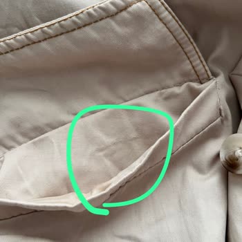 Kalitesiz Trençkotun Çıkarılamayan Lekeleri Ve Çabuk Sökülen Etiketi Çözülmedi