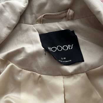 Kalitesiz Trençkotun Çıkarılamayan Lekeleri Ve Çabuk Sökülen Etiketi Çözülmedi