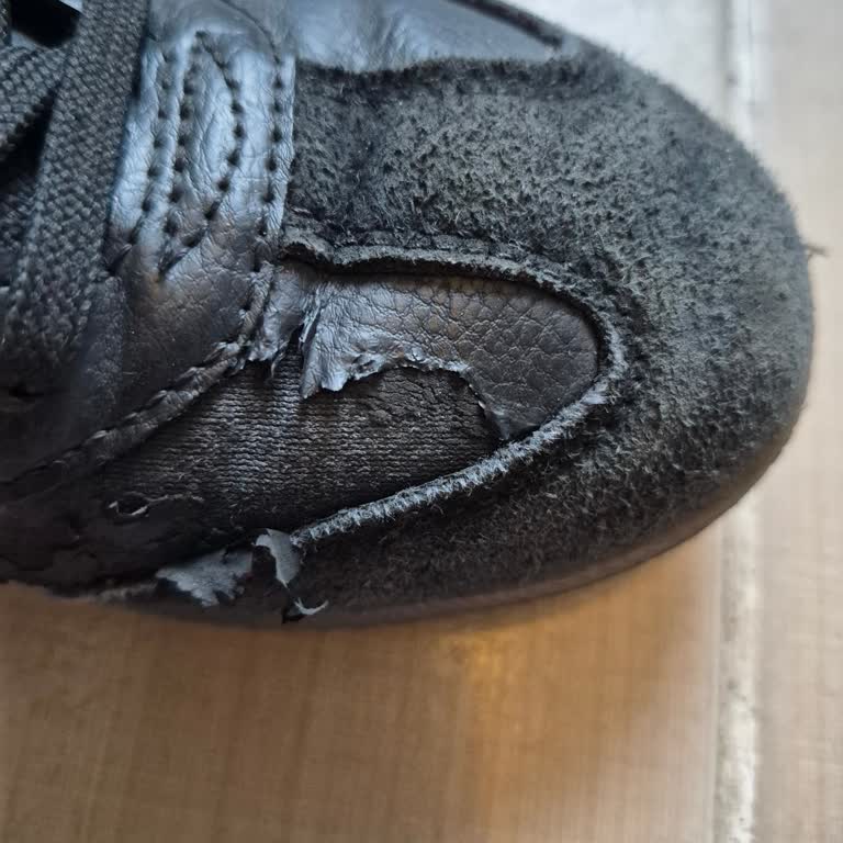 Kısa Sürede Üst Kısmı Soyulan Kadın Spor Ayakkabıda Değişim İadesi Reddedildi