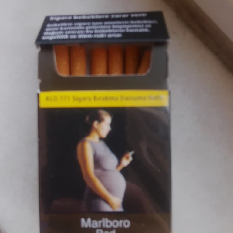 Marlboro Kısa Red Sigaranın İçinde Odun Gibi Sert Parçalar Çıkması