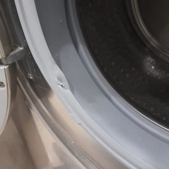 Kapak Lastiği Kısa Sürede Yırtıldı, Su Sızdırdı Ve Yetkili Servis Ücret İstiyor