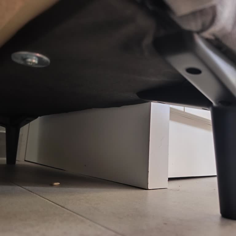 Oturma Yüksekliği Uygunsuz Ve Sağ Kolçakta Çivi Çıkıntısı Nedeniyle Briza Kanepenin Değişim Talebi